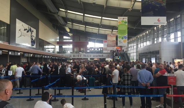 Vazhdon greva e punëtoreve të Aeroportit të Prishtinës 