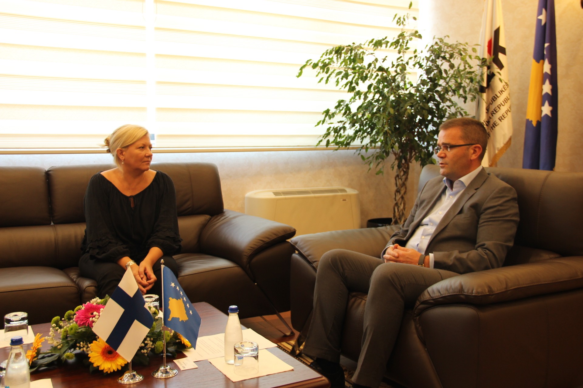 Guvernatori Mehmeti ka pritur në takim ambasadoren e Finlandës në Kosovë