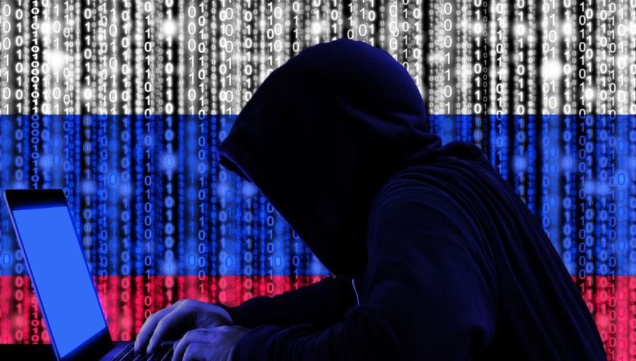 Mbi 200 gazetarë në botë të shënjestruar nga hakerët rusë