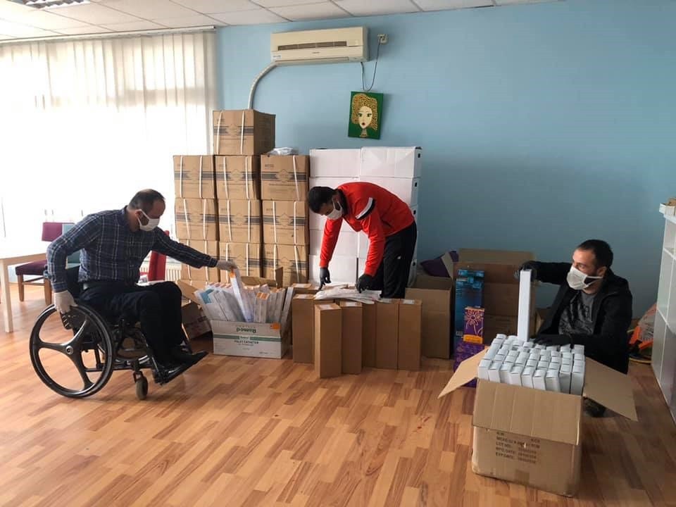 HANDIKOS shpërndan materiale për personat me aftësi të kufizuara në Kosovë