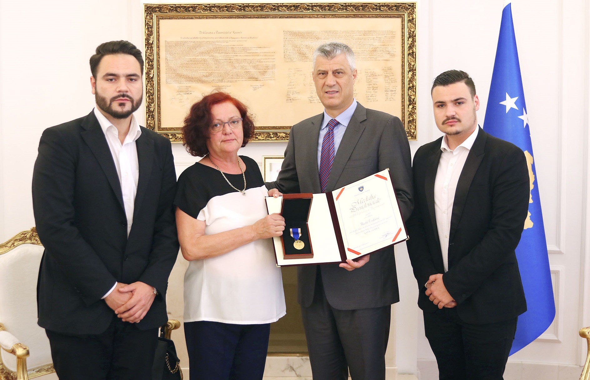 Thaçi dekoroi Fadil Vokrrin me Medaljen Jubilare të 10 vjetorit të Pavarësisë