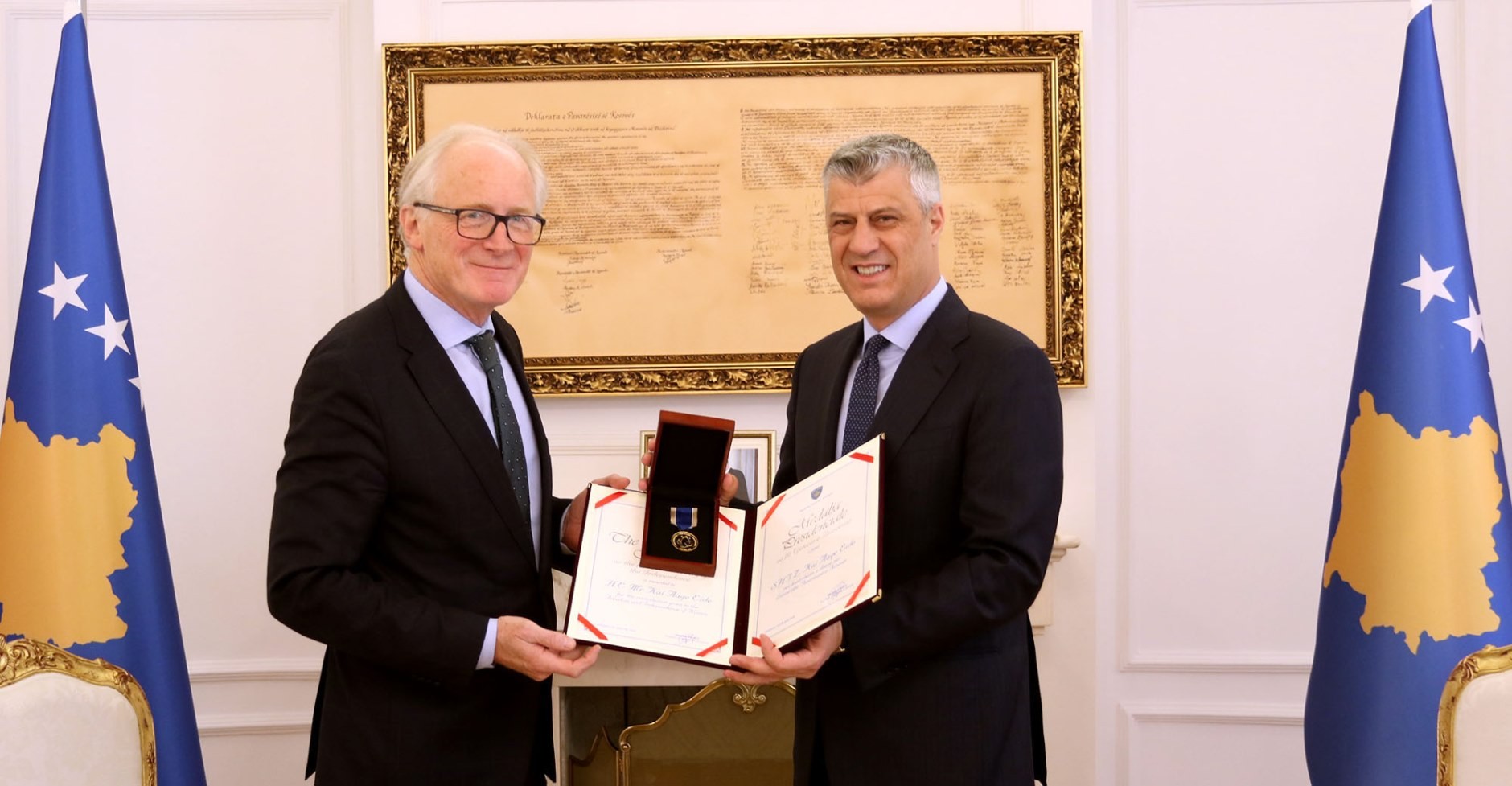 Thaçi dekoroi ambasadorin Kai Eide me Medaljen Presidenciale  