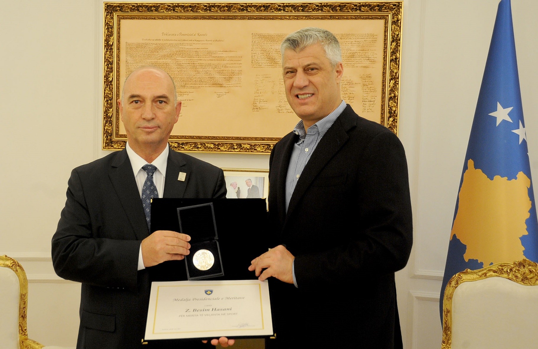 Presidenti Thaçi dekoroi Besim Hasanin me Medaljen Presidenciale të Meritave