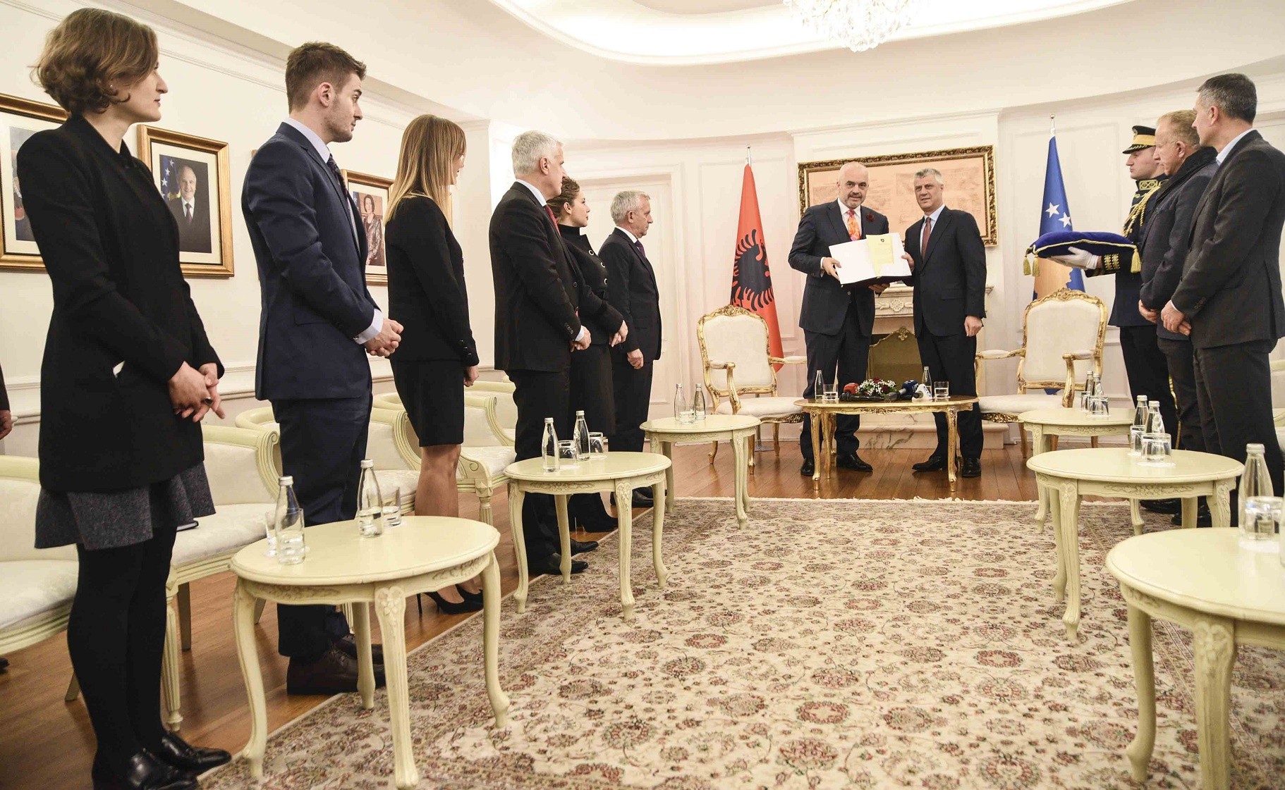 Presidenti Thaçi dekoron kryeministrin e Shqipërisë me medaljen presidenciale 