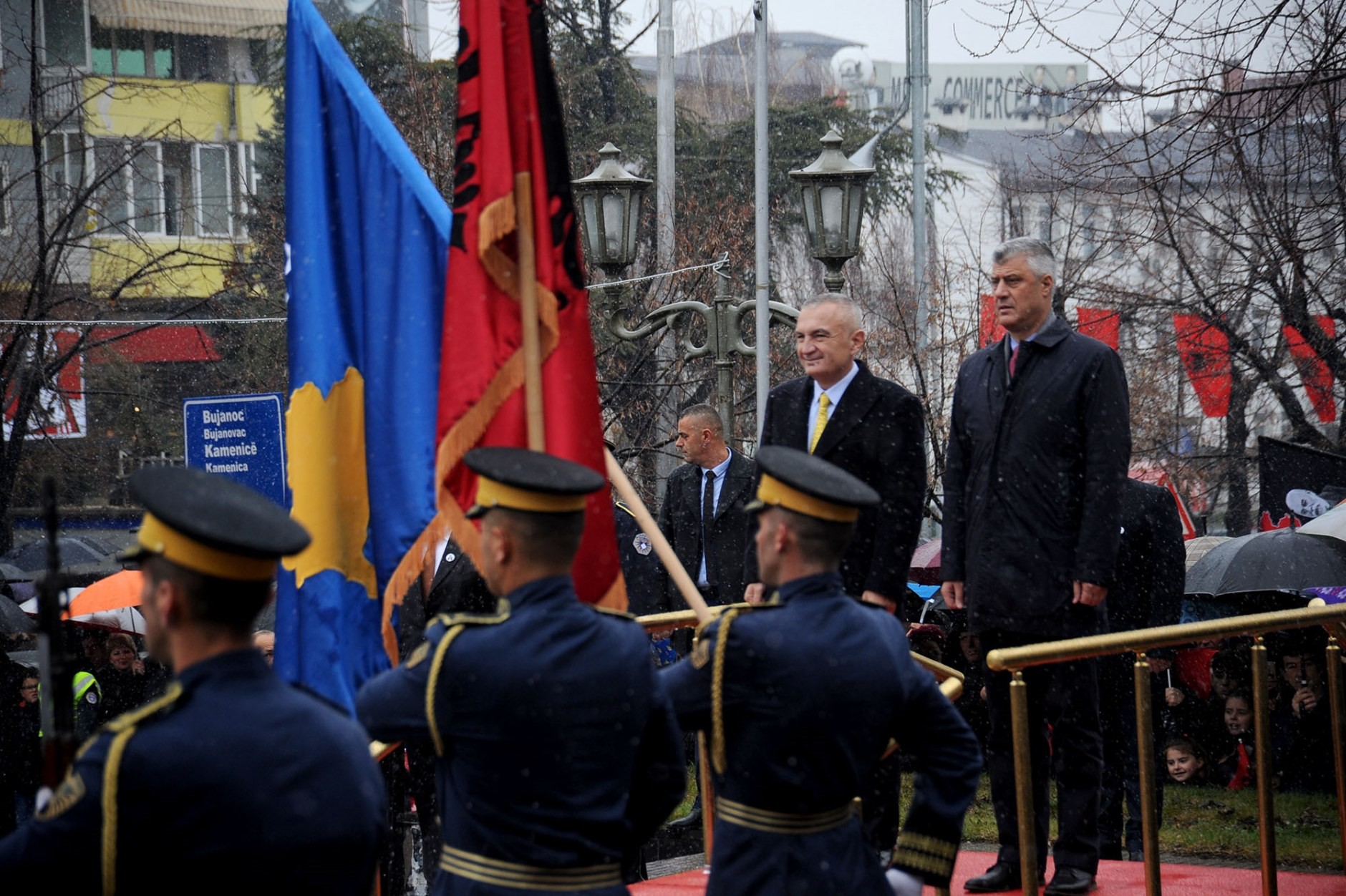 Presidentët Thaçi e Meta zbulojnë shtatoren e Idriz Seferit në Gjilan