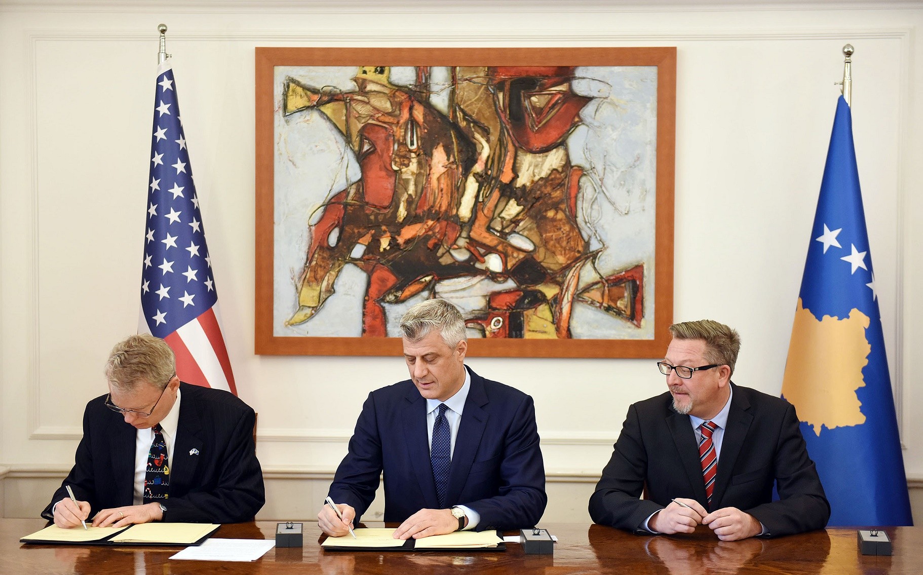 SHBA i jep grant prej 30 milionë dollarëve Kosovës
