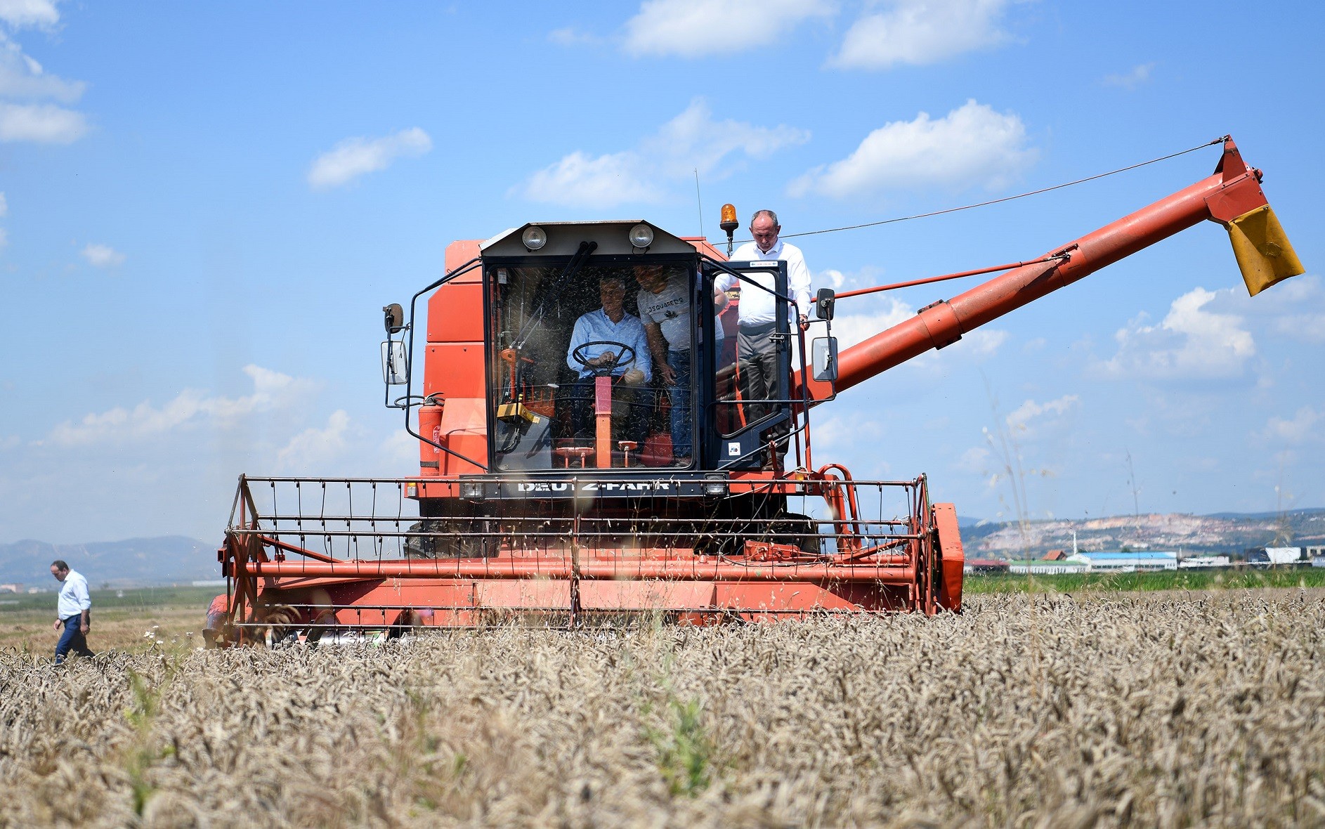 Presidenti Thaçi viziton fermerët për nisjen e fushatës së korrje-shirjeve  