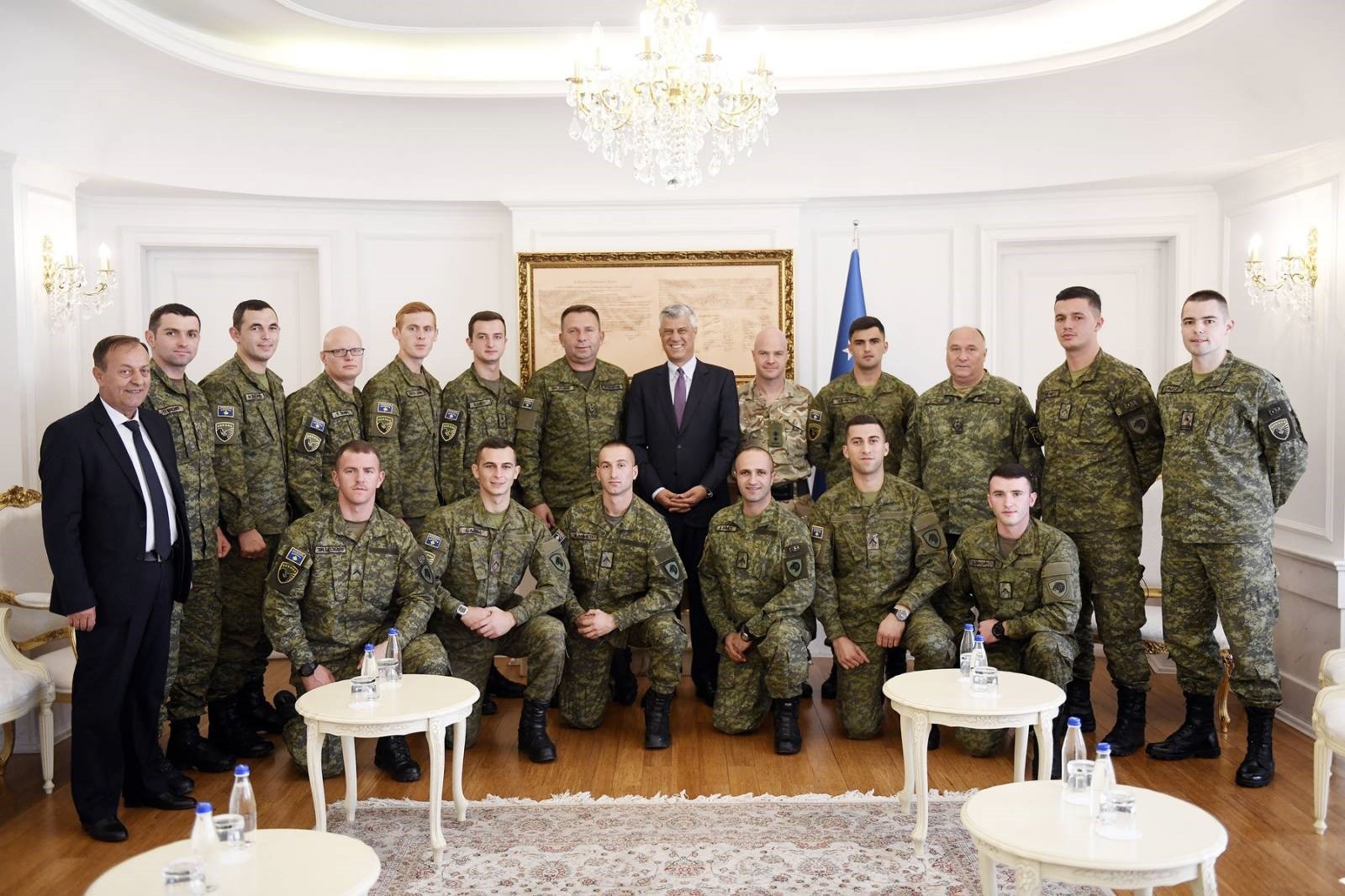 Thaçi priti ekipin e ushtarëve të Kosovës që fituan Medaljen e Argjendtë