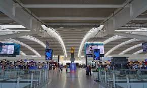 Numri i udhëtarëve në aeroportin Heathrow bie me 83 për qind  