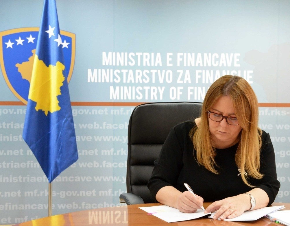 Kosova nënshkruan marrëveshjen për Asistencën Makro-Financiare me BE