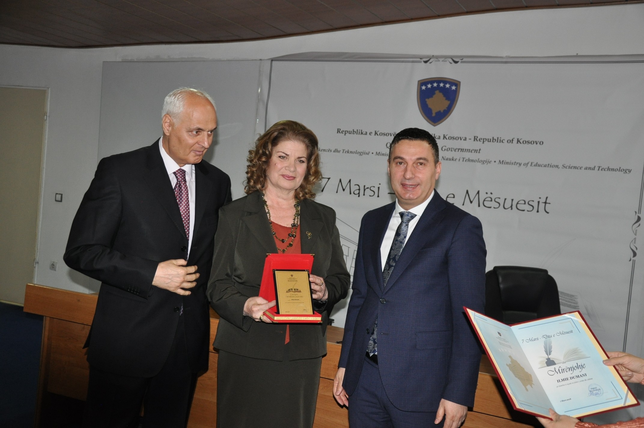  Në Ditën e Mësuesit, ministri Bytyqi ndau çmimin “Shaban Jashari”
