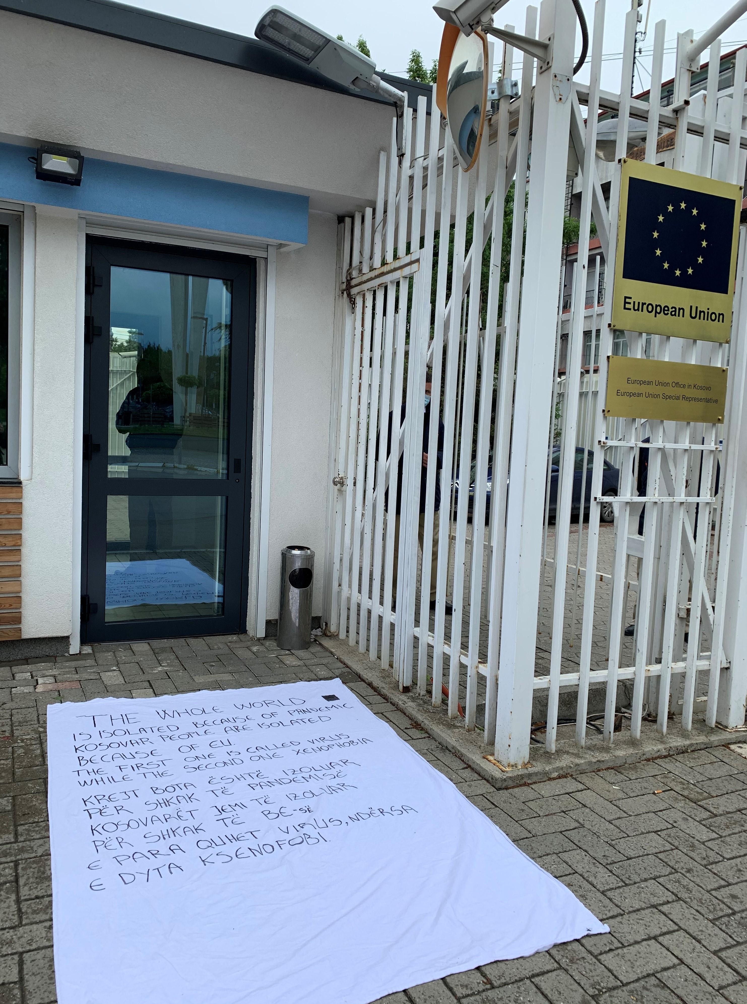 Aksion para zyrës së BE-së për izolimin e kosovarëve si pasojë e mos-liberalizimit të vizave