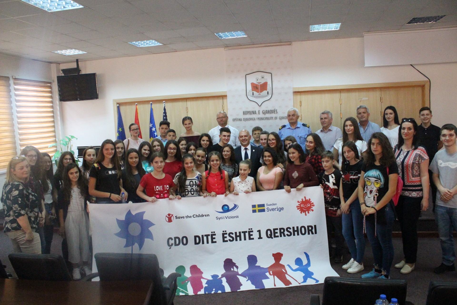 Ardian Gjini zotohet për qeverisje bashkë me fëmijët në Gjakovë
