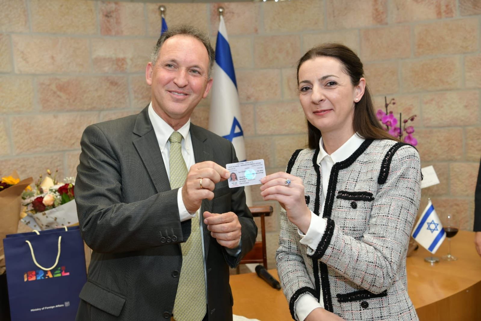 Ambasadorja e Kosovës në Izrael merr kartelën diplomatike