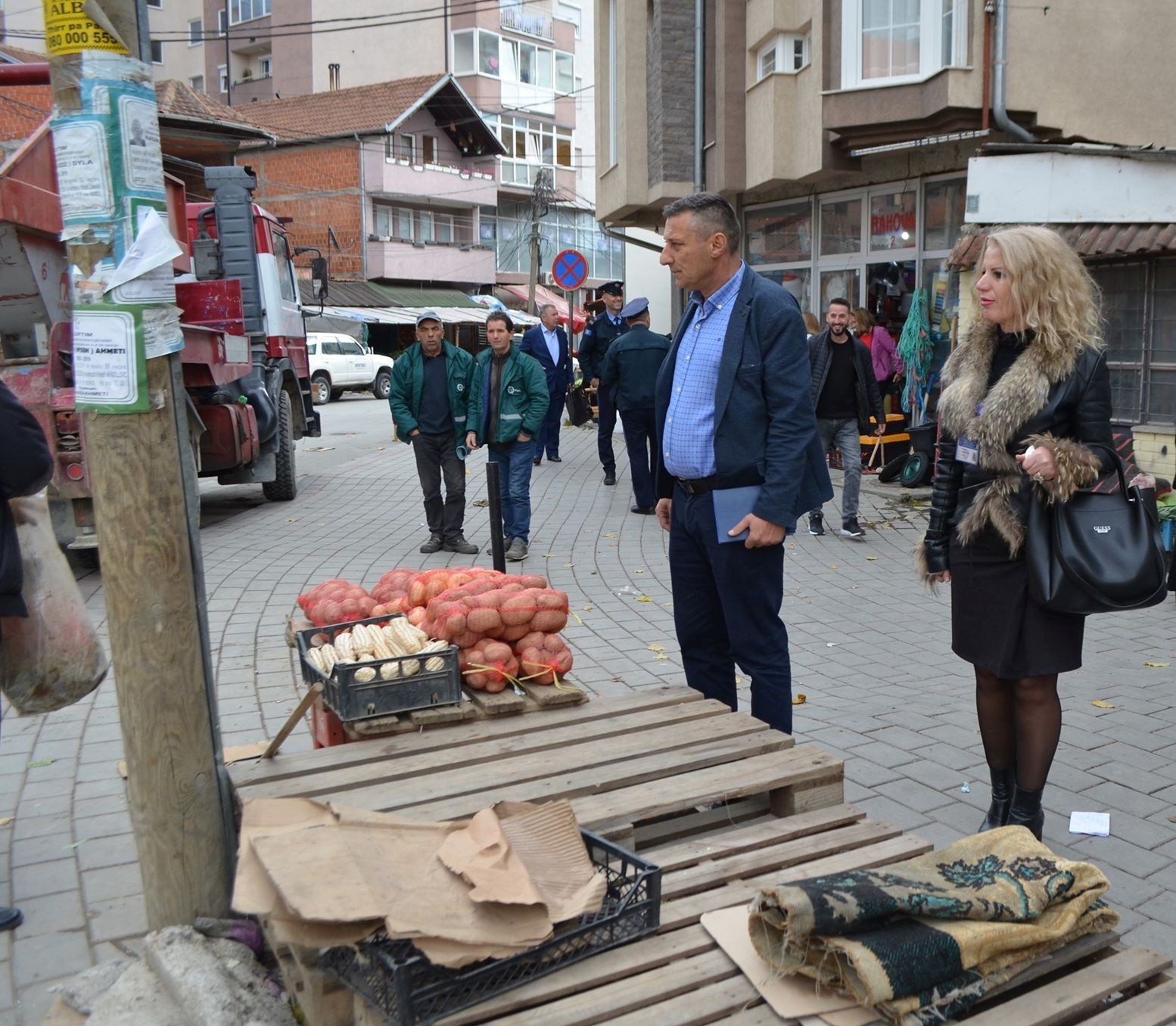 Inspektorët largojnë mallrat e ekspozuara në trotuaret e Mitrovicës