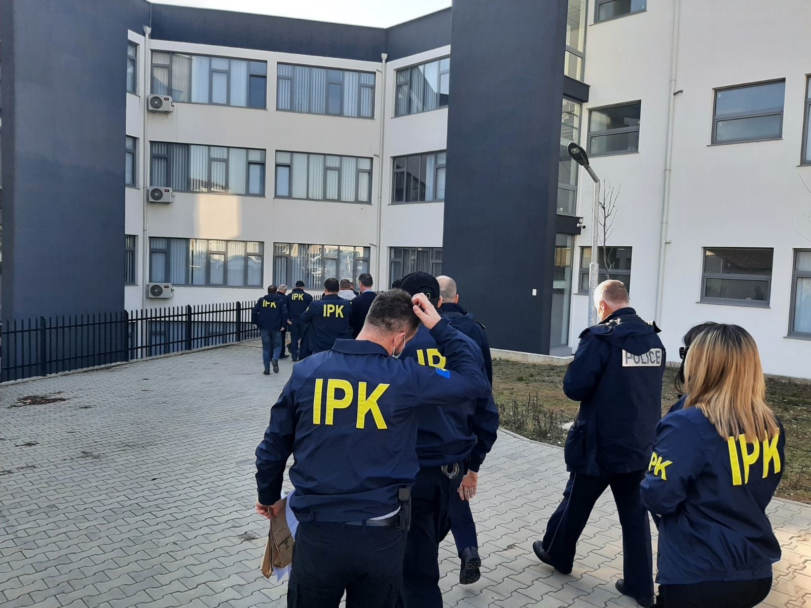 IPK arreston një zyrtar policor dhe gjashtë qytetarë