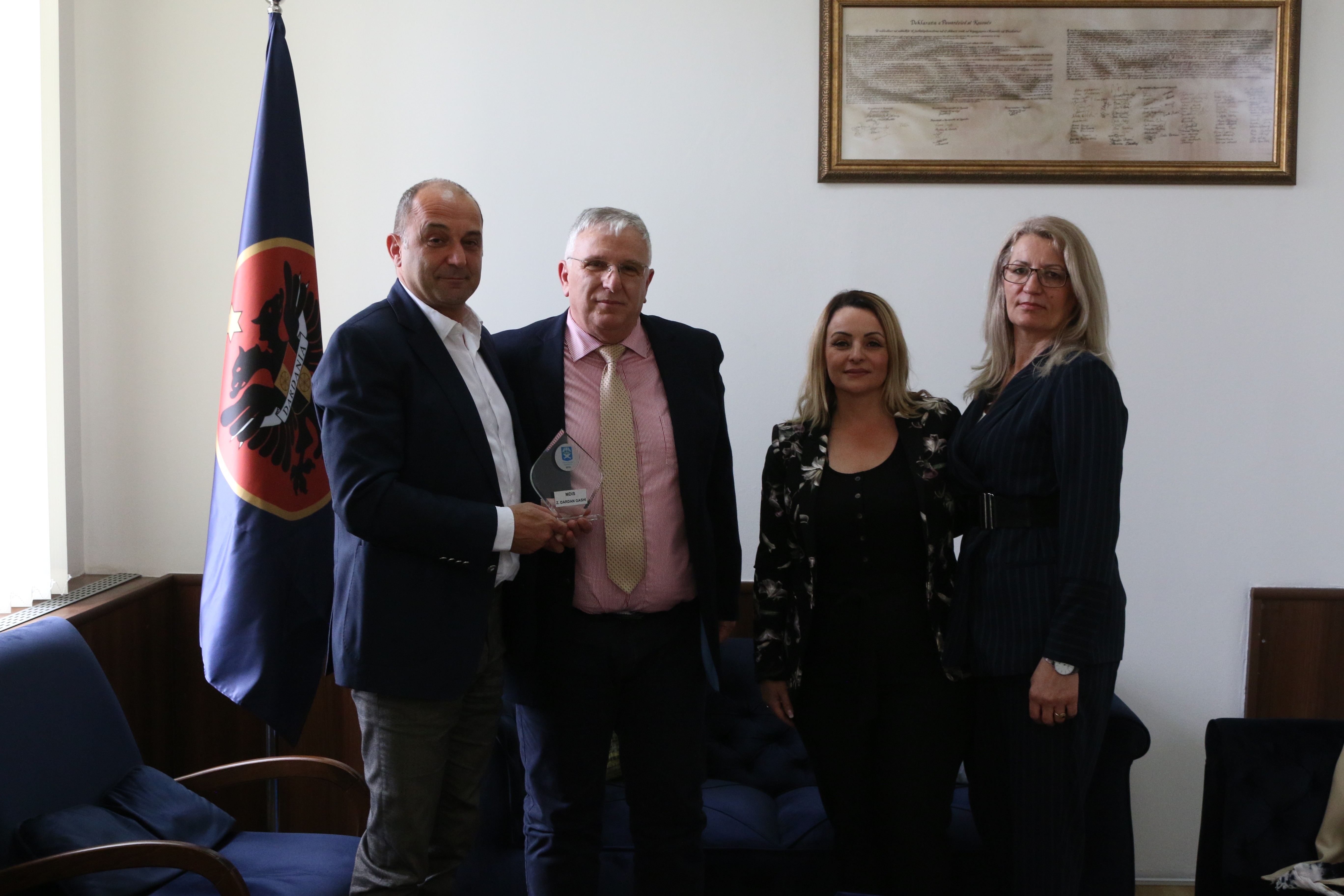 Ministri Gashi nderohet me mirënjohje nga mësuesit e shkollës shqipe në Suedi 