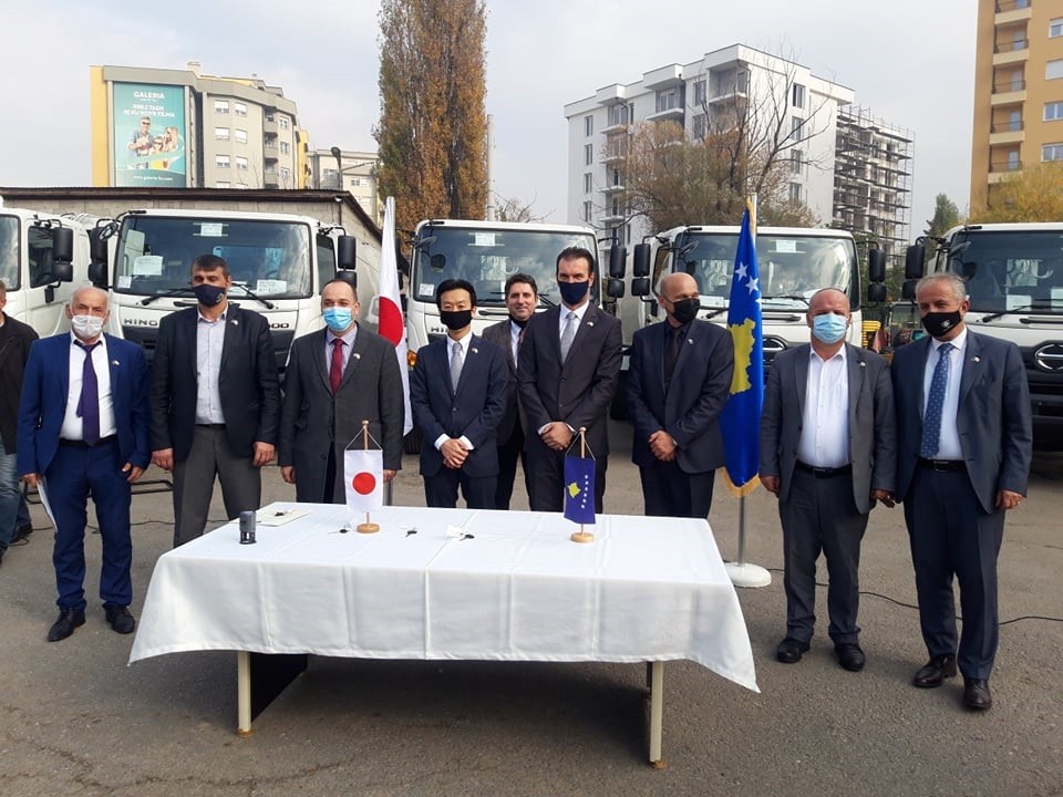 Japonia ndan donacion prej 15 kamionëve për kompaninë “Ekoregjioni” të Prizrenit