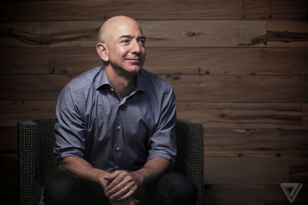 Themeluesi i Amazon, Jeff Bezos më i pasuri në botë me 120 miliardë dollarë 