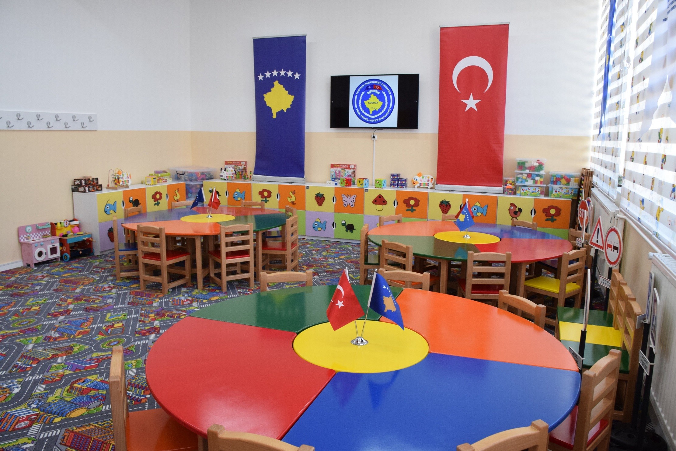 KFOR-i turk renovon klasat parashkollore të shkollës "Mati Logoreci" në Prizren