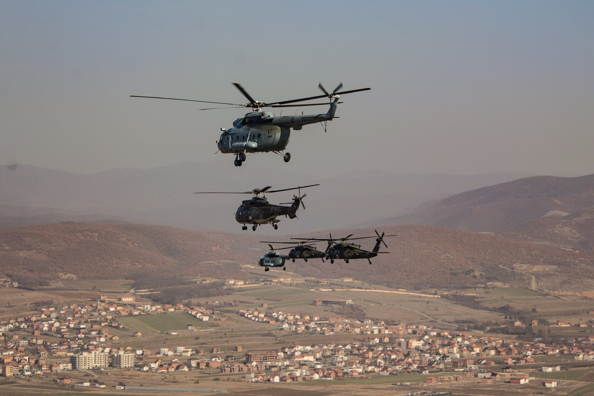 KFOR, ushtrime me helikopterë, siguron të mbetet një forcë e fuqishme ushtarake