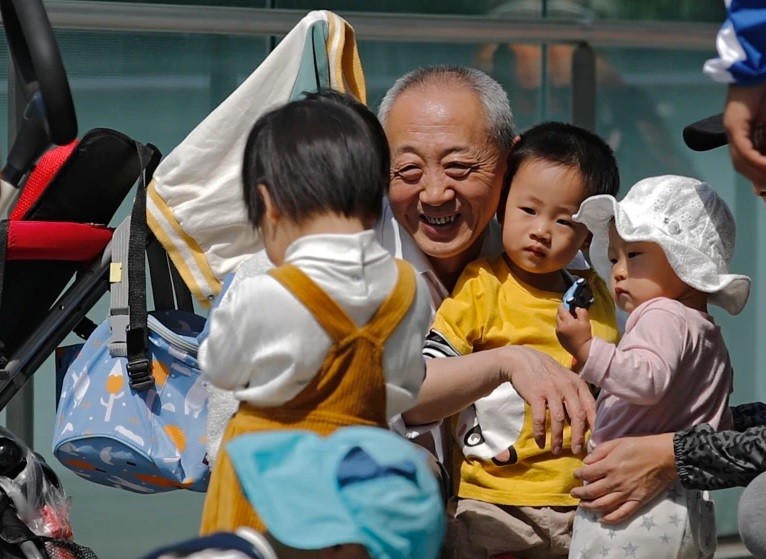 Kina lejon familjet të kenë tre fëmijë 