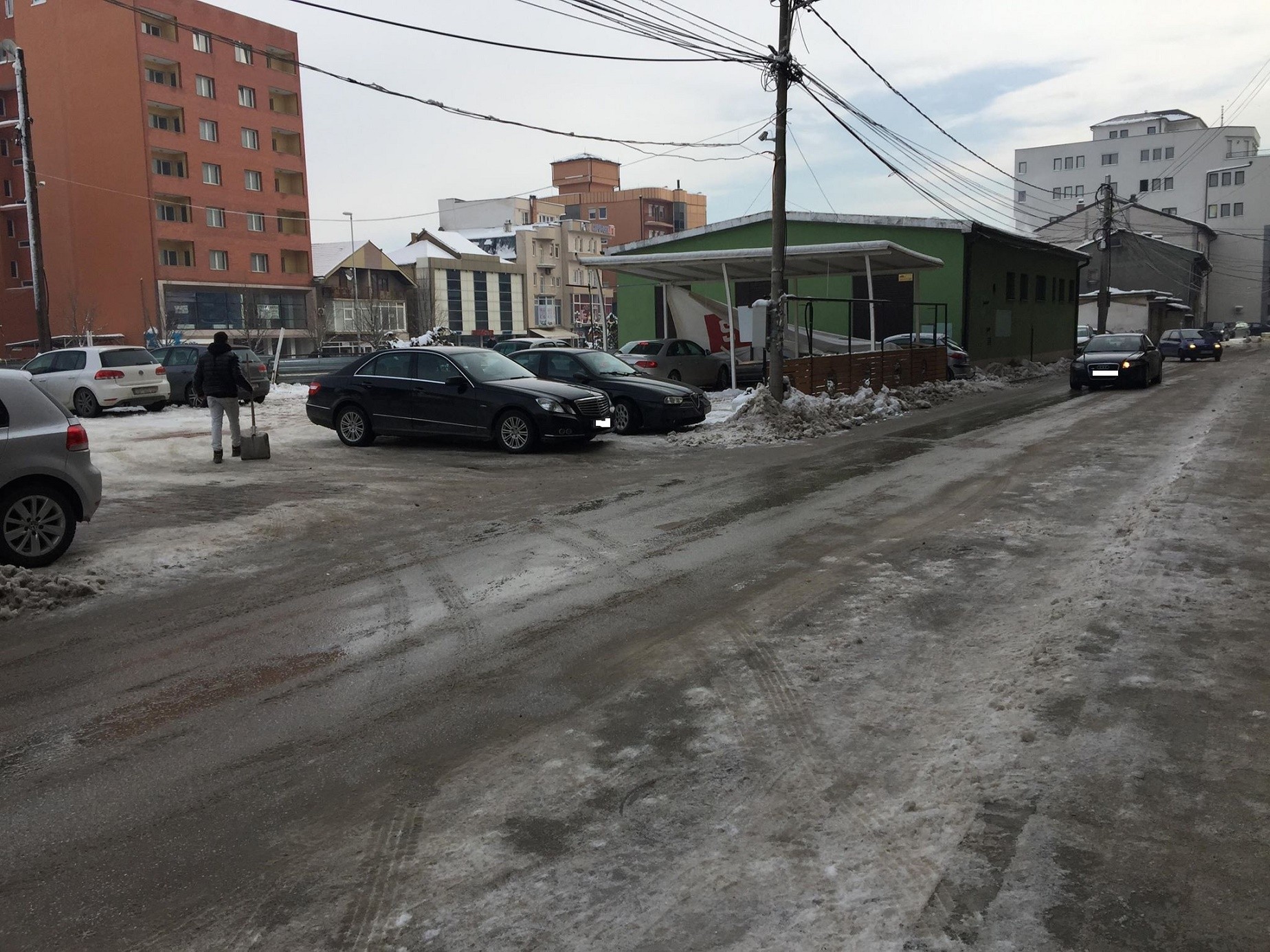 Komuna e Ferizaj favorizon parkingjet privat