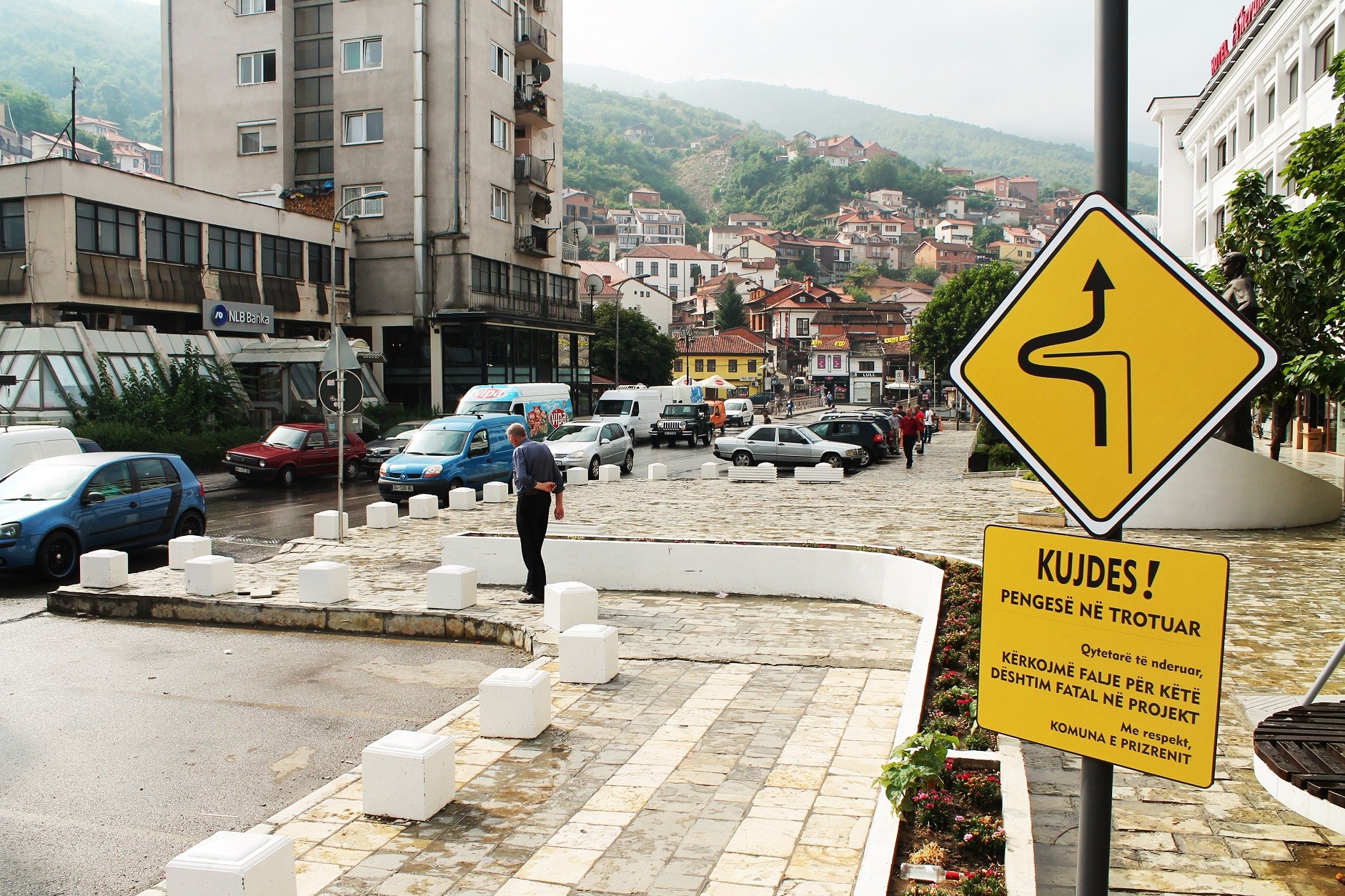 Komuna e Prizrenit ndërton trotuar që pengon lirinë e lëvizjes  