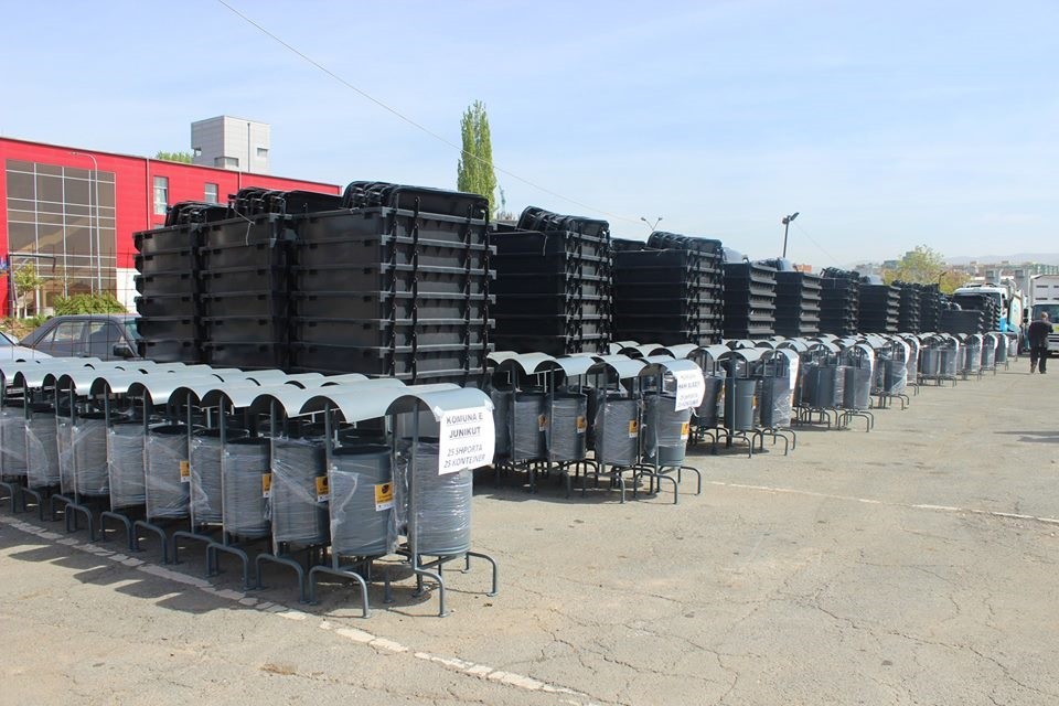 “Let’s Do It” shpërndanë 500 kontejnerë dhe 500 shporta për 13 komuna