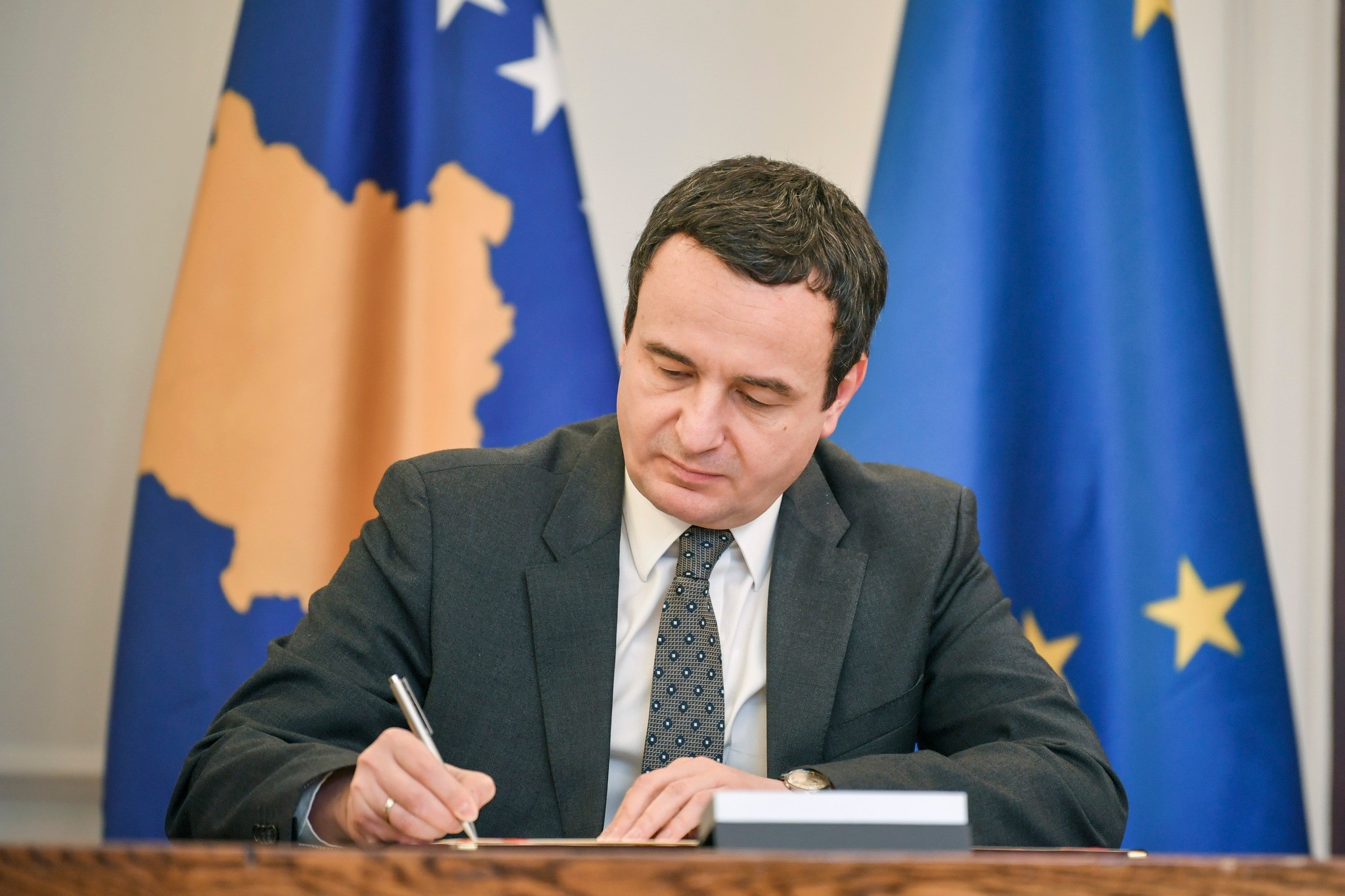 Kosova nënshkruan aplikimin për anëtarësim në Bashkimin Evropian