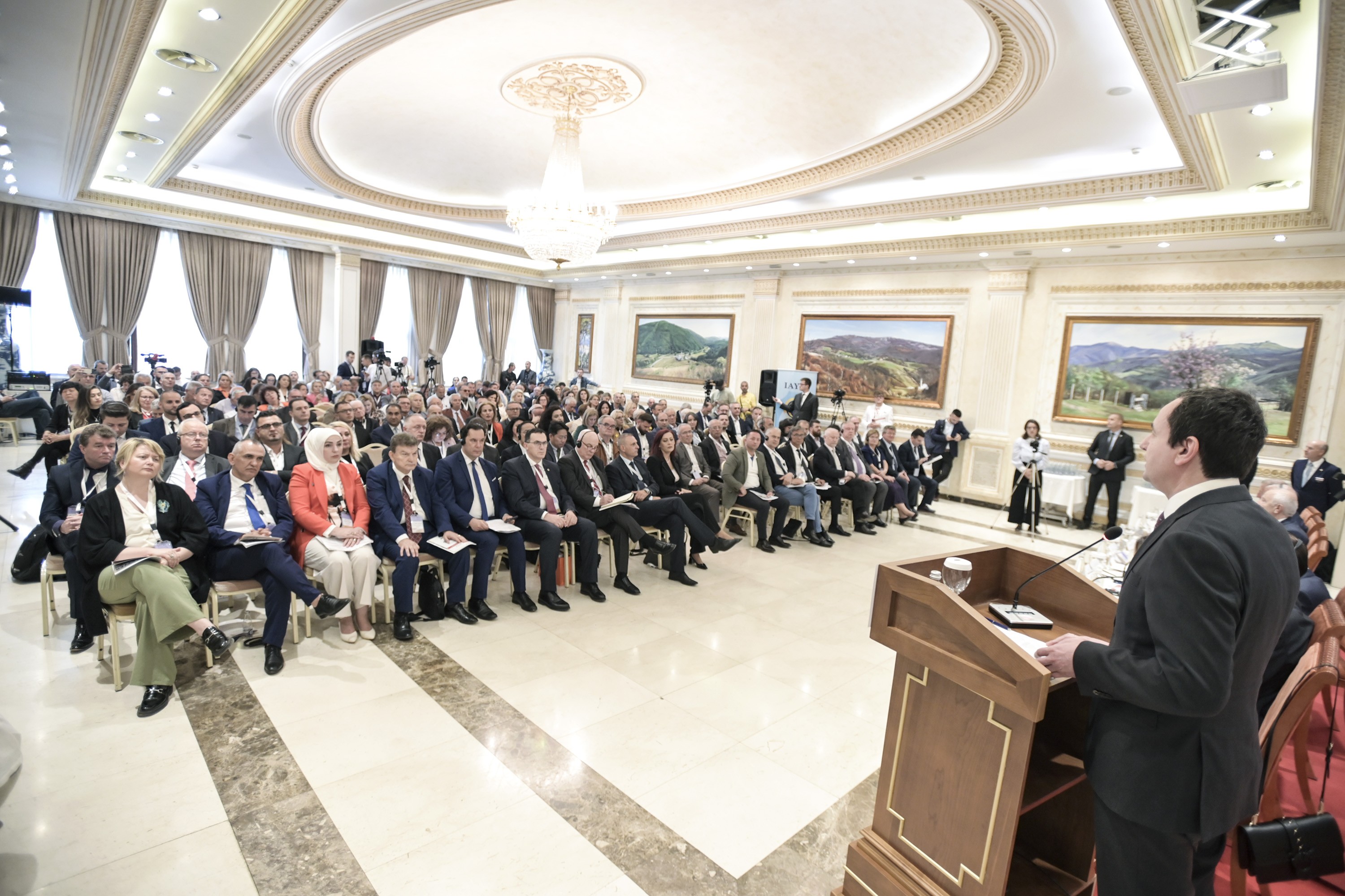 Kurti mori pjesë në Konferencën “Paqja dhe siguria në Ballkanin Perëndimor”