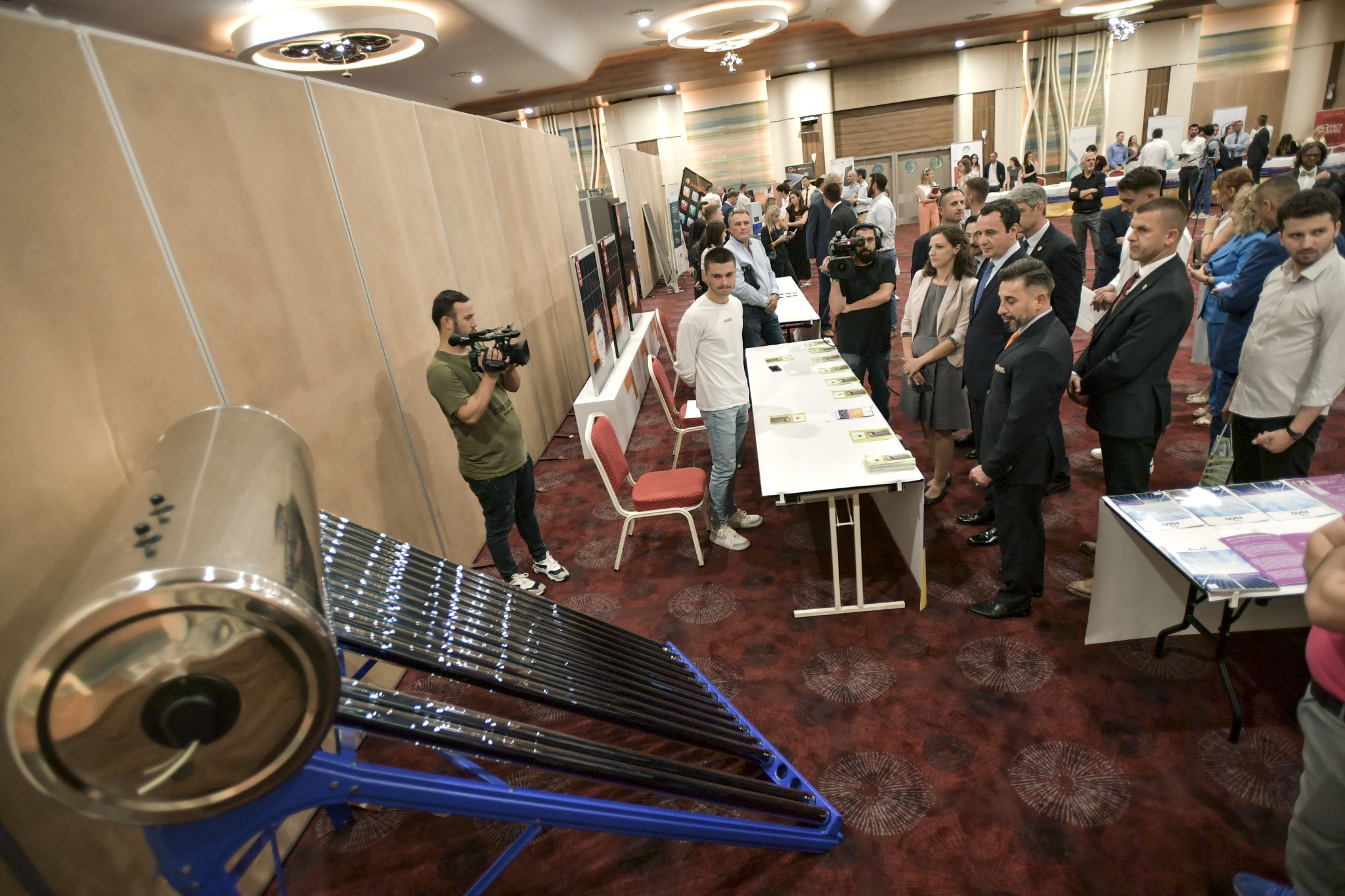 Kryeministri Kurti vizitoi kompanitë për energji të ripërtëritshme  