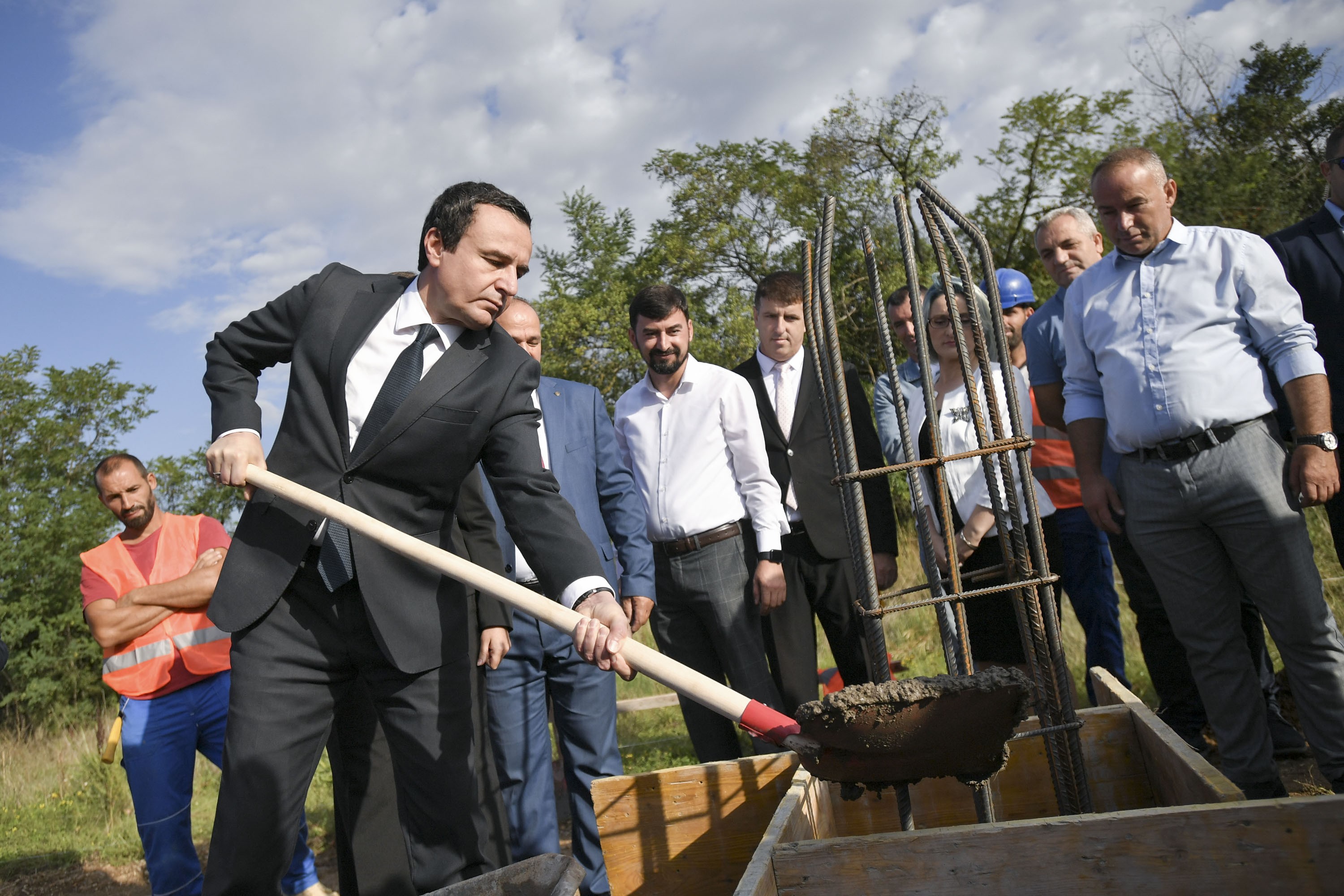 Kryeministri Kurti vuri gurthemelin e shkollës “Ilir Konushevci”