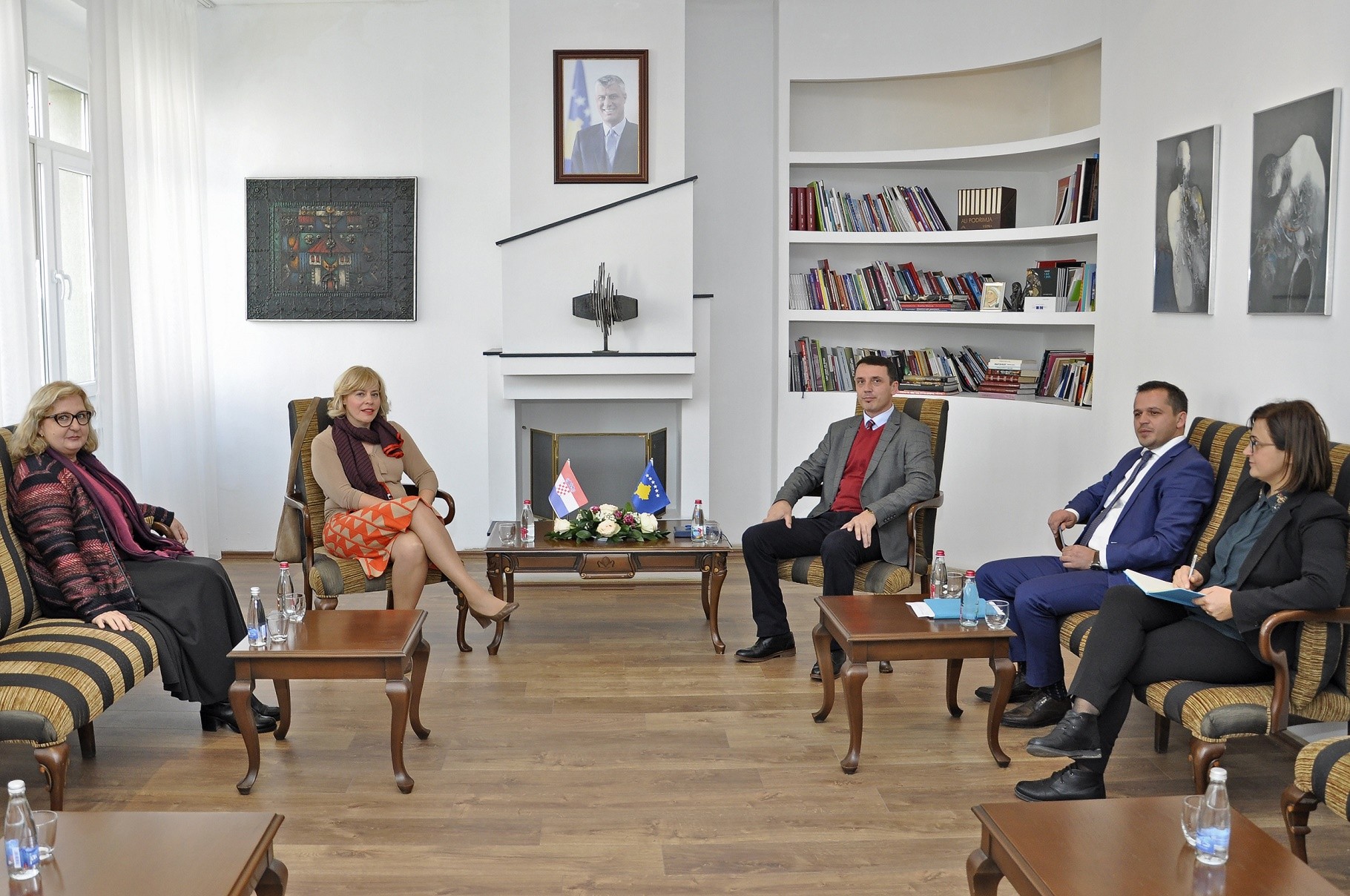 Ministri Gashi priti në takim ambasadoren kroate në Kosovë, Maria Kapitanovic