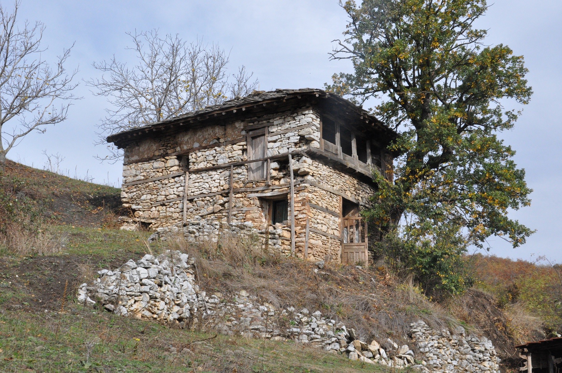 Kulla në fshatin Çadrak i nënshtrohet ndërhyrjeve restauruese konservuese