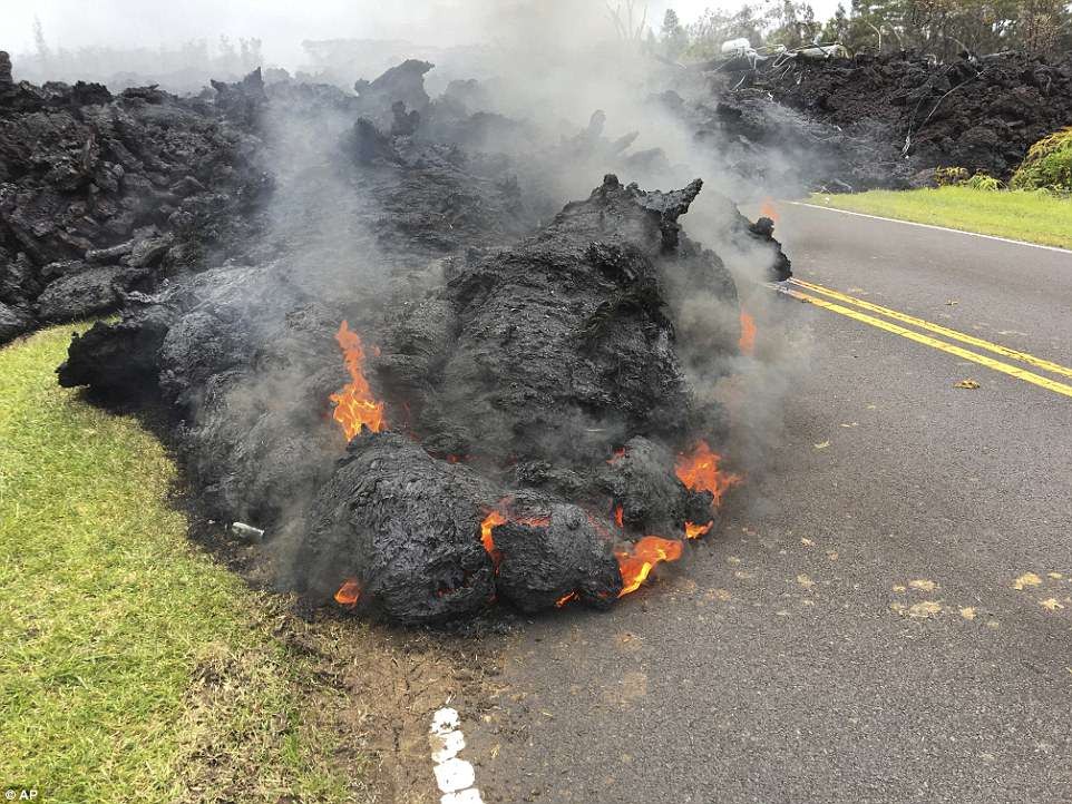 Lava rrezikon një autostradë kryesore në Havai 