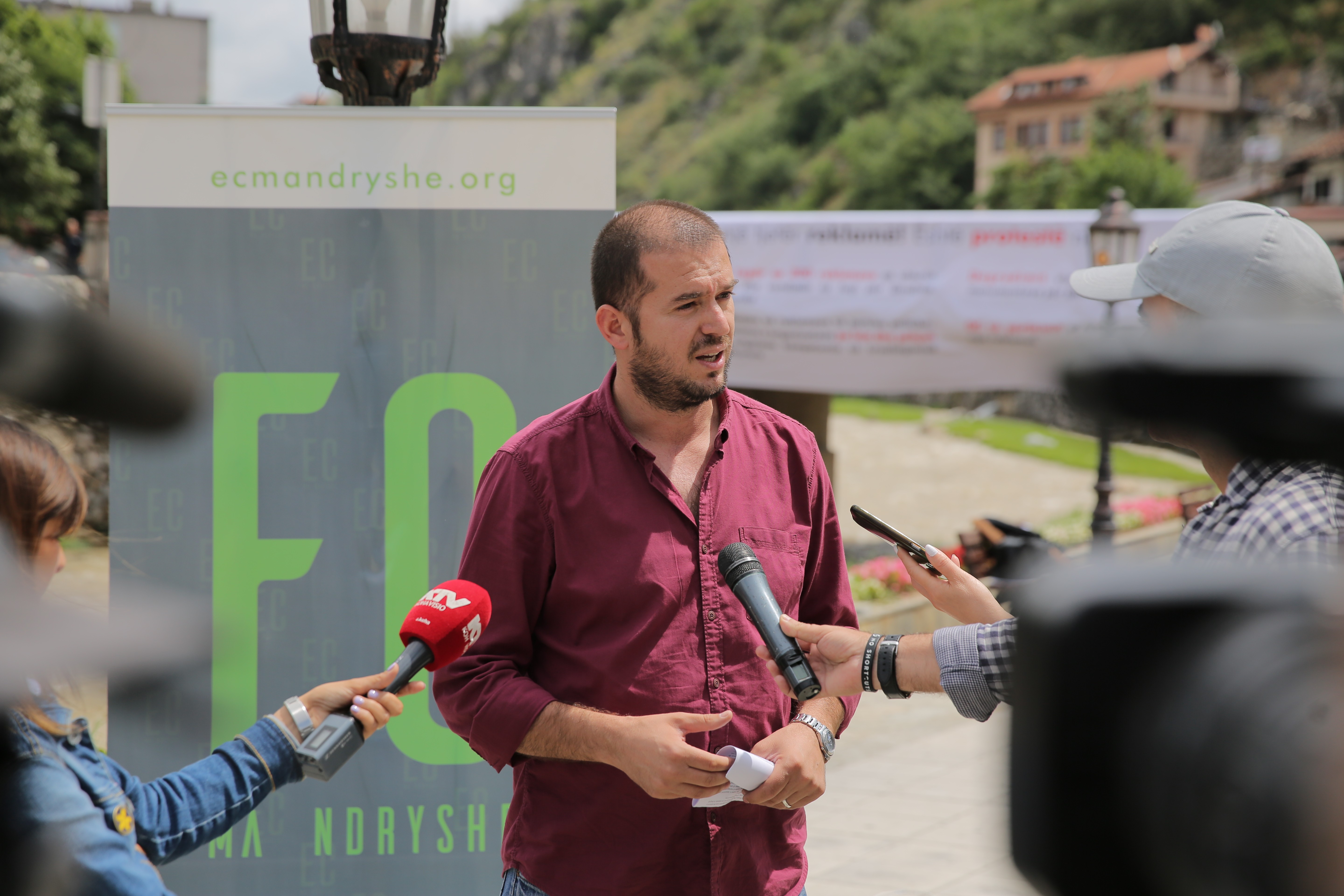 Shenjëzimi dhe reklamimi kaotik në Qendrën Historike të Prizrenit