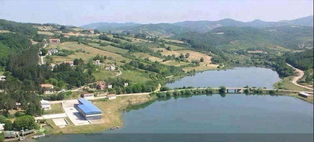MMPH urdhëron largimin e  objekteve pa leje në zonën e liqenit të Batllavës