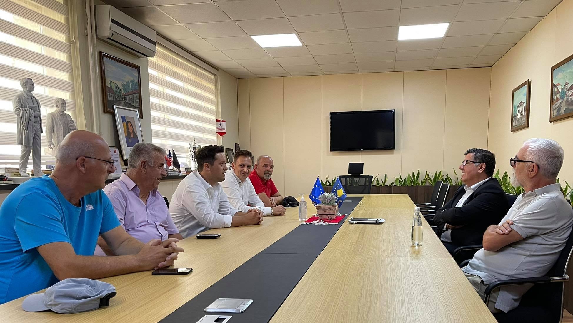 Kryetari Haziri pret një delegacion të bashkatdhetarëve nga Britania e Madhe