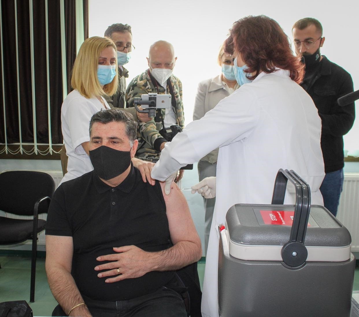 Kryetari i Gjilanit, Lutfi Haziri vaksinohet kundër COVID-19 