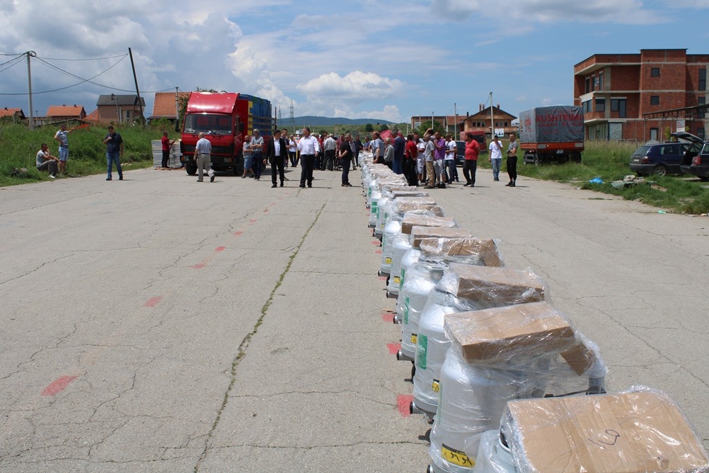 Gjilani shpërndan 250 shtëpiza për bletarët dhe 40 makina mjelëse për blegtorët