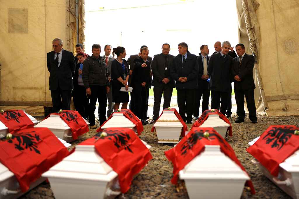 EULEX dorëzon mbetjet mortore të 12 personave në DML