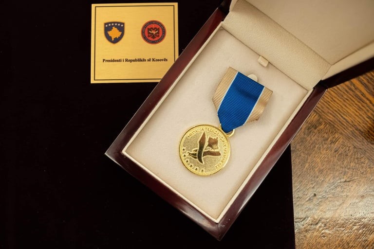 Presidentja Osmani dekoron me medalje komandantin e KFOR-it, Franco Federici