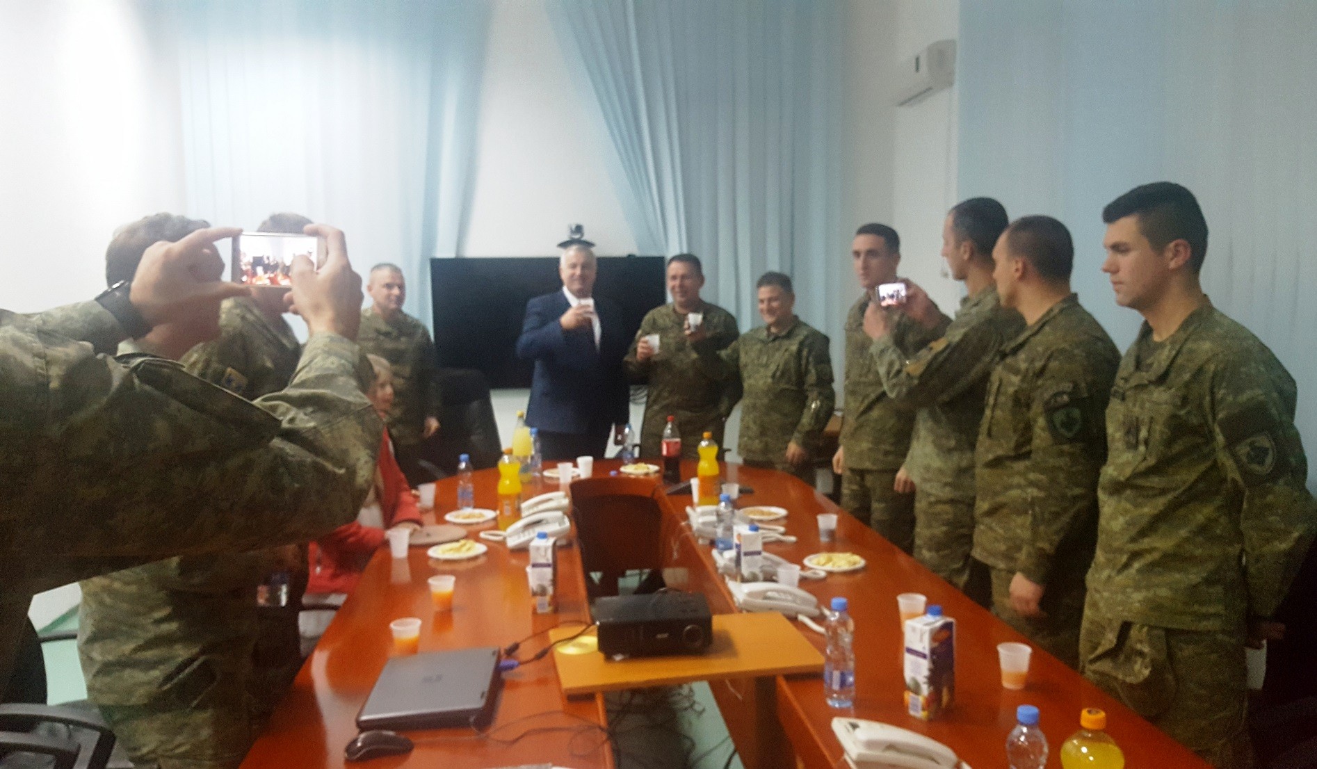 Ministri Berisha në ndrrimin e moteve vizitë te ushtarët e FSK-së në detyrë