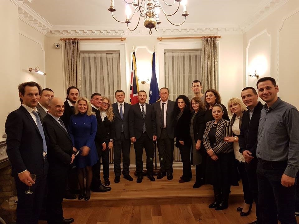Ministri Bytyqi u takua me diasporën shqiptare në Londër