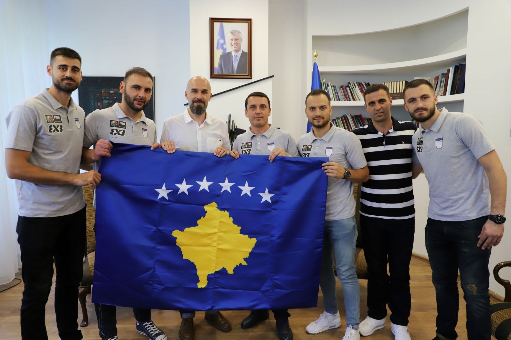 Ministri Gashi i dorëzon flamurin e Kosovës ekipit 3×3