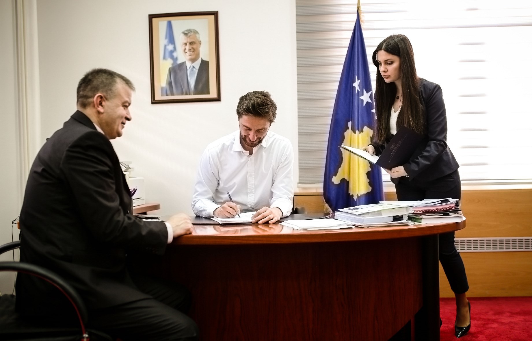 Ministri Ismaili nënshkruan kontratën për Spitalin e Ferizajt