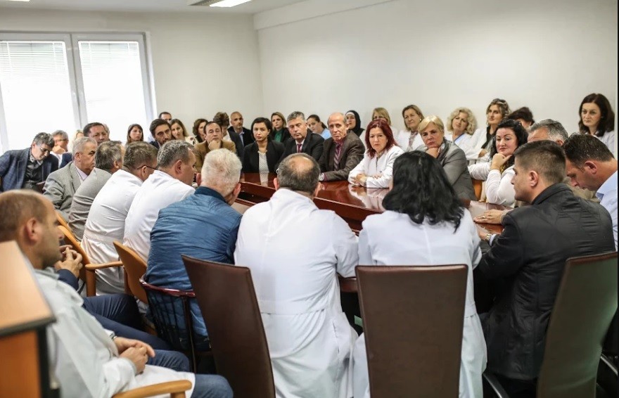 Ministri Ismaili vizitoi  Spitalin e Gjilanit