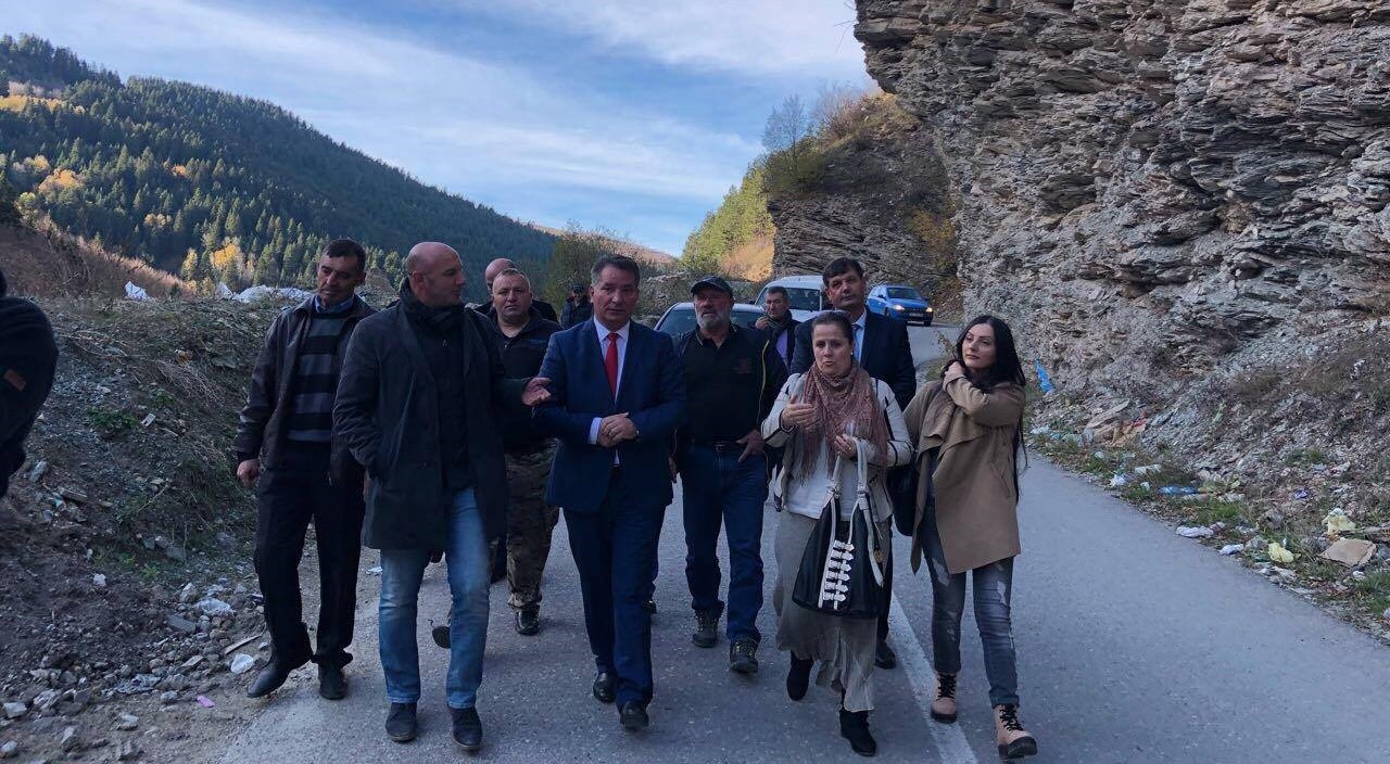 Ministri Lekaj inspektoj rrugët në trekëndëshin Shqipëri-Kosovë-Maqedoni