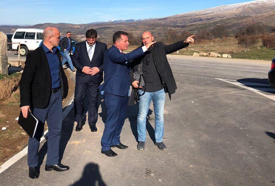 Ministri Lekaj inspektoj rrugët në trekëndëshin Shqipëri-Kosovë-Maqedoni